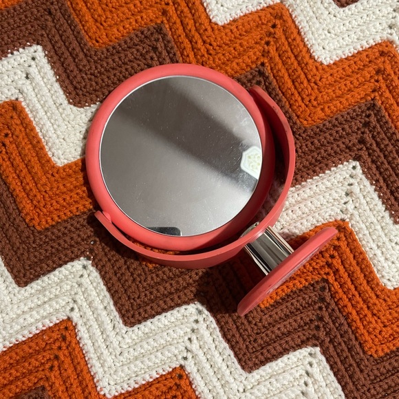 Magnifying vanity mirror - Picture 2 of 3